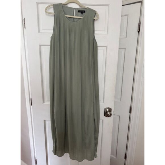 Banana Republic Pleated Maxi Flowy Dress, Green Sage Bouquet, Medium. - Picture 1 of 8